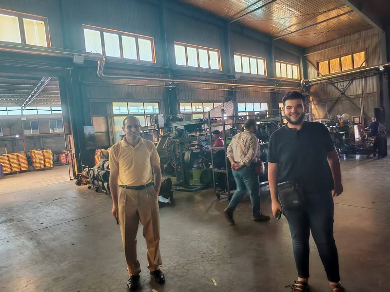 Motorcykeldäck och innerslangar får erkännande från egyptisk kund under fabriksbesök